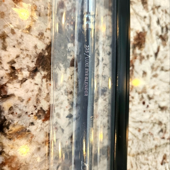 Zoeva 225  LUXE Eye Blender Brush - Picture 3 of 3